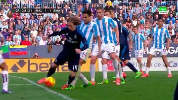 Modric y Recio, antes de la caída en el área.