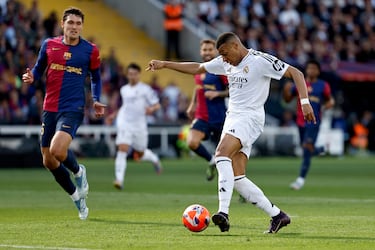 El delantero del Real Madrid, Kylian Mbappé, marca el definitivo 4-3 al Barcelona. 