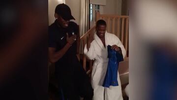 Así se lo pasan Pogba y Evra después de ganar a Suecia