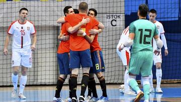 Los jugadores de la selección española de fútbol sala celebran un gol durante su partido ante Serbia en la fase de clasificación para el Mundial.