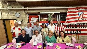 Mesa presidencial del 58 aniversario de la peña atlética de Villalba, con la presencia de Mónica Aragonés, derecha, sentada, con el presidente Valentín a su espalda, y la presencia de leyendas como Mejías, Pedraza, Quique Rui Paz y el periodista Roberto de Radio Marca Madrid Sierra.