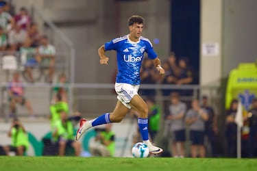 El Real Madrid tuvo un problema con las lesiones en la zaga. Debido a ello y a la mala planificación escaseaba de efectivos y por ende, tuvo que tirar de cantera. Asencio fue el gran nombre y el que se hizo con el puesto de titular, pero su compañero en el Castilla, Jacobo, también ayudó y hasta logró anotar un gol. Esta incursión en el fútbol profesional no pasó por alto para los dirigentes del Como, los cuales han pagado dos millones y medio de euros para tenerlo en su plantilla.