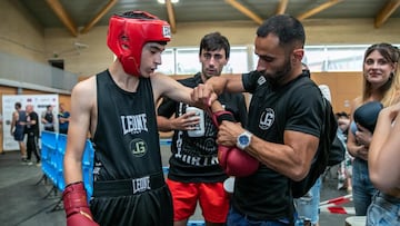 Juli Giner sacando a pelear a uno de los chicos de su gimnasio.