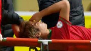 Coentrao, yéndose en camilla.