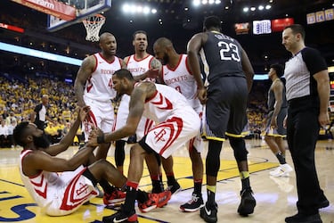 El duelo fue muy rudo en las pinturas. En el último cuarto, los Warriors solo embocaron una canasta dentro de la llave.