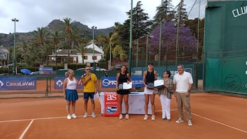 Las tenistas Lidia González y Zoe Doldan posan durante la entrega de premios del XLIII Trofeo Caixa La Vall en Vall d’Uixó del Circuito IBP Tenis Pro.