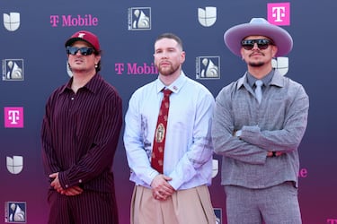Pablo Mejía Bermúdez, David Escobar Gallego y Juan David Huertas Clavijo posan en la alfombra roja de los premios 'Lo Nuestro'.