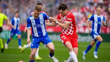 GIRONA, 05/04/2025.- Carlos Vicente (i), del Deportivo Alavés, y Ladislav Krejcí (d) del Girona, en acción durante el partido de LaLiga entre el Girona y el Deportivo Alavés este sábado en el estadio Montilivi en Girona. EFE/ David Borrat