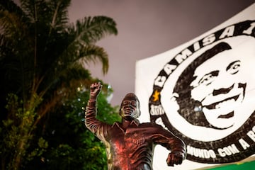 Homenaje a Pelé tras su muerte el día 29 de diciembre. Una pancarta tras su estatua en la ciudad que más disfrutó de su talento.