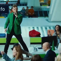 El ‘concierto’ de Bisbal en el Aeropuerto de Barajas por Navidad