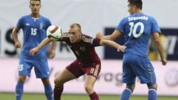El jugador de la selección rusa de fútbol, Denis Glushakov lucha por el balón con Rufat Dadasov, de Azerbaiyán, durante el partido amistoso disputado entre Rusia y Azerbaiyán, en Moscú, Rusia, hoy, miércoles 3 de septiembre de 2014.