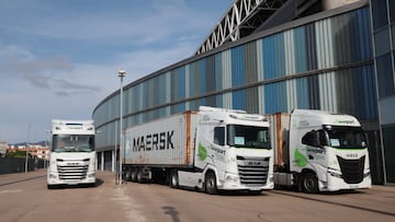 Varios tráilers y camiones con toneladas de ayuda para Valencia