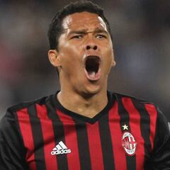 El dilema de Bacca: Nápoli con Champions o Milan sin Europa