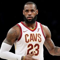 LeBron becomes third player to score 2,000 points or more in 10 straight seasons