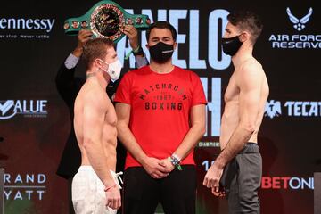 Este viernes Saúl “Canelo” Álvarez y Callum Smith se vieron las caras en la ceremonia de pesaje previo al combate que sostendrán este sábado.