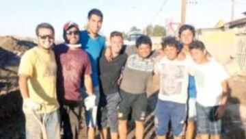 Rodríguez, en el centro de polera negra, presta colaboración a los damnificados.