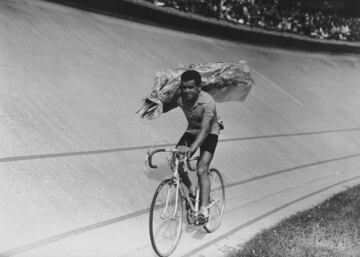 El Tour de 1956 se presentaba algo descapitalizado sin casi estrellas salvo Bahamontes, Nencini o Gaul, y las ausencias de Bartali, Robic, Klüber, Bobet... más un Coppi en sus final. El gregario francés Roger Walkowiak, aparentemente sin opciones en la general, empezó a filtrarse en fugas y en la séptima etapa, de 244 kilómetros con final en Angers, se coló entre una treintena que llegó con 18 minutos sobre los favoritos. Y se pudo líder, jersey que perdió más adelante pero en la 18ª etapa volvió a recuperar el maillot amarillo tras otra escapada y logró un triunfo que recibió muchas críticas por los expertos. "Ojalá nunca hubiera ganado el Tour", llegó a decir Walkowiak.