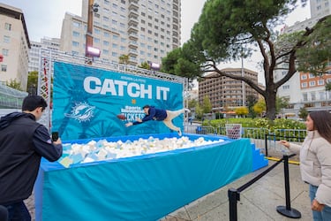 La Plaza de España de Madrid acoge la Fan Zone de los Miami Dolphins. 