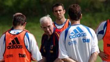 <b>DIÁLOGO CONSTANTE. </B>Luis no ha parado de hablar con sus jugadores durante todos los entrenamientos.