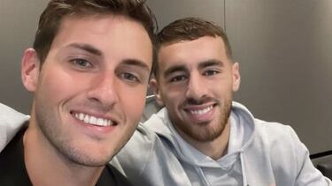 Santiago Giménez y Orkun Kökcü hacen las paces