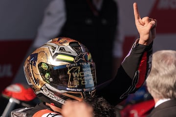 Jorge Martín, con su casco de campeón del mundo en el GP Solidario de Barcelona.