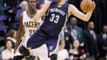 Marc Gasol pasa la bola ante la defensa de los Indiana Pacers.