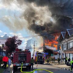 Incendio en Puerto Varas: hubo muertos, en qué locales comerciales hay fuego y cuál es el nivel de alerta