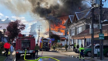 Incendio en Puerto Varas: hubo muertos, en qué locales comerciales hay fuego y cuál es el nivel de alerta