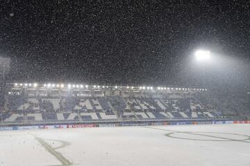 Un manto de nieve cubre el césped del estadio de Bérgamo.