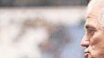 <b>ANTES DEL CAOS. </b>Ramón Calderón, minutos antes de la debacle, conversaba con Capello en el césped de Riazor. El presidente no imaginaba la que iba a caer después...