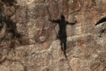 El slackline es un deporte extremo de equilibrio en el que se usa una cinta (normalmente elástica) que se engancha entre dos puntos fijos y se tensa. No se usa ninguna herramienta para ayudar a mantener el equilibrio. Se pueden realizar saltos, movimientos dinámicos, posturas de yoga incluso acrobacias. 