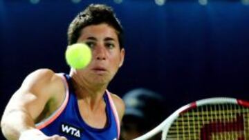 Carla Suarez devuelve una bola a la checa Petra Kvitova en Dubai, en un partido que ganó la española.