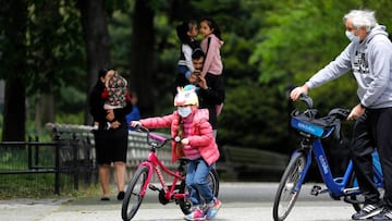 Parents with their children in Central Park in New York, USA.