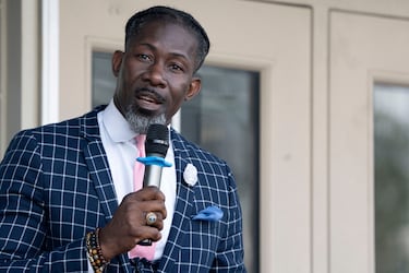 ICE detiene a exatleta olímpico que trabajaba como superintendente escolar en Iowa