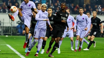 Soccer Football - Europa League - Quarter Final - First Leg - Eintracht Frankfurt v FC Barcelona - Deutsche Bank Park, Frankfurt, Germany - April 7, 2022 FC Barcelona's Pierre-Emerick Aubameyang and Ronald Araujo in action with Eintracht Frankfurt's Evan N'Dicka REUTERS/Kai Pfaffenbach