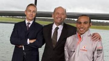 <b>ORGULLOSOS. </b>Whitmarsh y Dennis posan ayer con Hamilton.