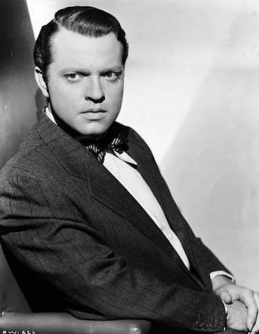 Se podría decir que Welles era actor-director. Actuó en gran parte de las películas que él dirigió pero, además, en algunas otras que son parte de la historia del cine con mayúsculas como ‘El tercer hombre’ o ‘Largo y cálido verano’. Como actor era bueno pero, como director, siempre será recordado como uno de los mejores. Dirigió ‘Ciudadano Kane’, considerada hasta hace muy poco como la mejor película de la historia, aunque también tiene otros grandes títulos como ‘Sed de mal’, ‘La dama de Shanghai’ o ‘El cuarto madamiento’.