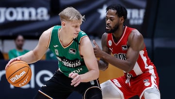 El base estadounidense de Basket Girona Aljami Durham defiende al base neerlandés del Joventut, Keye Van Der Vuurst.