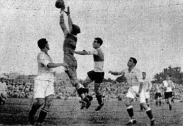 En 1935 el Sevilla consigue la Copa del Rey por aquella epoca denominada, La Copa del Presidente de la República. La final del torneo fue disputada por el Sabadell FC y el Sevilla FC. Se disputó a partido único en el Estadio de Chamartín de Madrid el día 30 de junio de 1935. En la imágen Eizaguirre portero del Sevilla y protagonista del partido