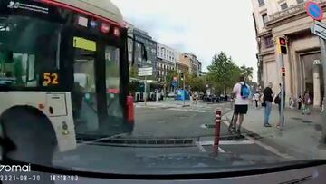 Terrorífico momento entre un patinete y un bus directo hacia él en Cataluña