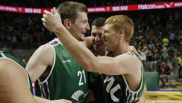 Waczynski se abraza con Alberto Díaz.