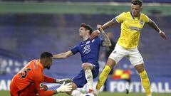 London (United Kingdom), 20/04/2021.- Christian Pulisic (C) of Chelsea in action against goalkepeer Robert Sanchez (L) of Brighton during the English Premier League soccer match between Chelsea FC and Brighton &amp; Hove Albion FC in London, Britain, 20 A