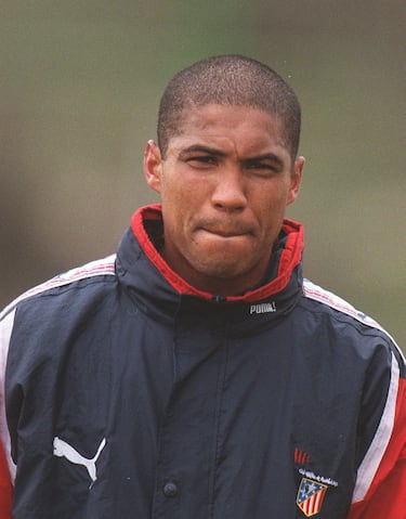 De 1994 a 1996 a 1996, ele vestindo a camisa no telhado. Ele jogou em Alavreder durante o período de 1998/99.