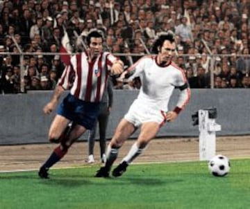 Tras varios años quedándose cerca, el año anterior les apeó en semifinales el Ajax de Cruyff, el 17 de mayo de 1974 el Bayern disputó su primera final de la Copa de Europa. Su rival, otro debutante en estas lindes, el Atlético de Madrid. En la imagen Luis Aragonés y Franz Beckenbauer pugnan por la posesión del balón en la final de 1974. El partido acabó 1-1 tras anotar Swarzenbeck, compañero en la defensa de Beckenabuer, un gol de un tiro lejano en el minuto 121. 