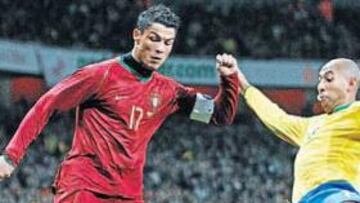 <b>CAPITÁN. </b>Cristiano Ronaldo fue el capitán de Portugal. En la foto trata de superar a Luisao, anoche en el Emirates Stadium de Londres.