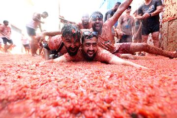 La localidad valenciana ha vuelto a albergar su mítica fiesta donde miles de personas han protagonizado una 'batalla campal' a base de lanzamientos de tomates.