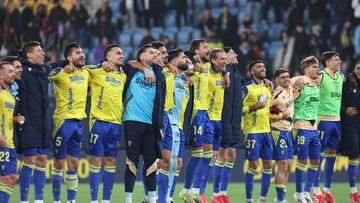 Los jugadores del Cádiz celebran la victoria el pasado lunes en el Nuevo Mirandilla.