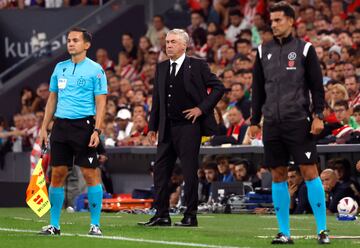 Ancelotti, entrenador del Real Madrid, en la banda.