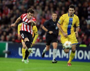 El delantero del Athletic Club Ibai Gómez  dispara a puerta ante el defensa del Bate Borisov Egor Filipenko, durante el partido de la última jornada de la fase de grupos de la Liga de Campeones disputado esta noche en el estadio de San Mamés.