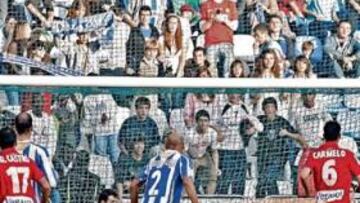 <b>SIN PIEDAD. </b>Barral bate a Aranzubía de penalti. Era el minuto 23. El Sporting mostró su superioridad a partir de entonces.